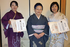 大川内秀子さん（左）、斉藤眞由美さんが弐級のお免状を取得されました。
