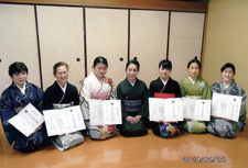 左から、柳野恵子さんが参級、小森千惠子さん、照屋美樹さん、柴田知佳さんが壱級、古田敦子さんが弐級、山口知子さんが壱級のお免状を取得されました。