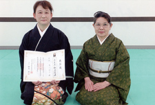 南川理子さんが、弐級のお免状を取得されました。